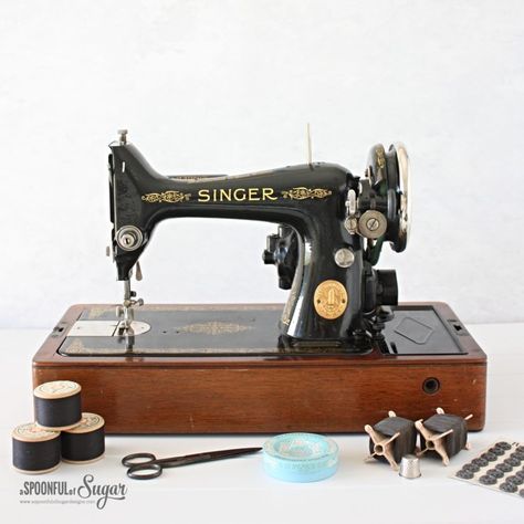 Vintage Singer Sewing Machine Old Singer Sewing Machine, Sewing Machine Tattoo, Sewing Machine Cake, Singer Sewing Machine Vintage, Sewing Machine Vintage, Sewing Machine Cover Pattern, Vintage Singer Sewing Machine, Antique Sewing Machine, Old Sewing Machine