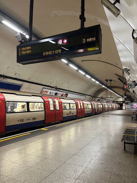 Marseille, Classy London Aesthetic, Melique Street, London Underground Aesthetic, Underground Aesthetic, London Subway, Anime Bg, Underground London, London Underground Train