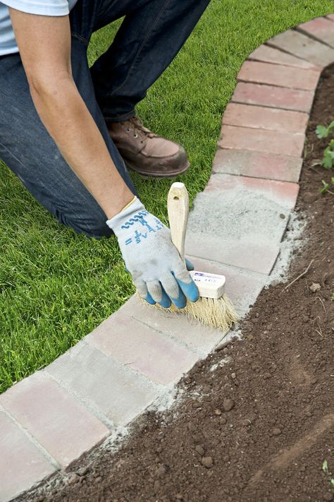 Landscape Edging Diy, Landscape Edging Stone, Brick Garden Edging, Moderne Have, Clay Pavers, Flower Bed Edging, Brick Edging, House Simple, Brick Garden