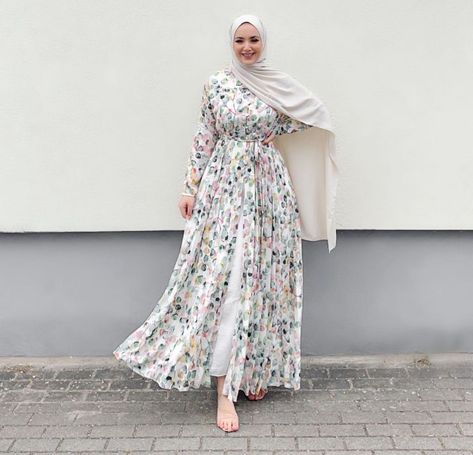 Pakistani Maxi Dresses Simple, Long Muslim Dress Casual, Summer Dresses Hijab, Garden Party Outfit Hijab, Hijabi Summer Dresses, Hijab Fashion Summer Long Dresses, Party Dress With Hijab, Long Sleeve Summer Dresses, Dresses With Hijab