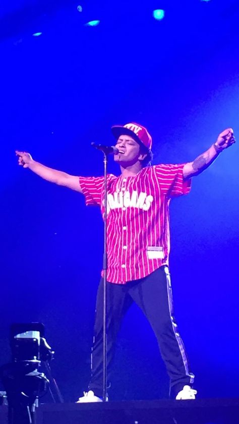 Bruno Mars Bruno Mars, Bruno Mars Outfit Ideas, Bruno Mars Outfits, Bruno Mars Concert Outfit Ideas, Bruno Mars Concert Outfit, Bruno Mars Show, Bruno Mars Concert, Sweatpants Outfit, Night Aesthetic