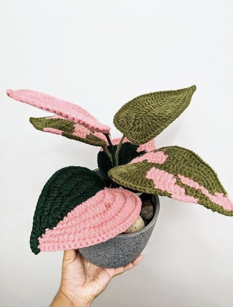 Crochet House Plants Patterns, Crochet Plant Decor, Cool Crochet Ideas Free Pattern, Crochet Leaf Pillow, Crochet House Plants, Bathroom Decor Rental, Crochet Bouquets, Crochet Plants, Crochet Succulent