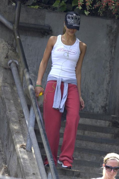 jessica alba Early 2000s Workout Outfits, 2000s Gym Outfit, 2000s Workout Outfit, Jessica Alba 2000s Outfits, 2000s Sportswear, 90s Workout Outfit, Jessica Alba Workout, 90s Fitness, How To Have Style