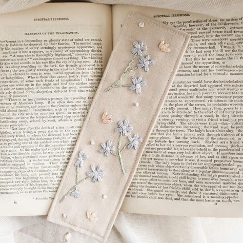 Book Mark Sewing, Embroided Book Marks, Hand Embroidered Bookmark Diy, Embroidered Book Sleeve, Embroidered Bookmarks Hand Embroidery, Bookmark Embroidery Ideas, Diy Embroidered Bookmark, Hand Embroidery Bookmark, Hand Embroidered Bookmark