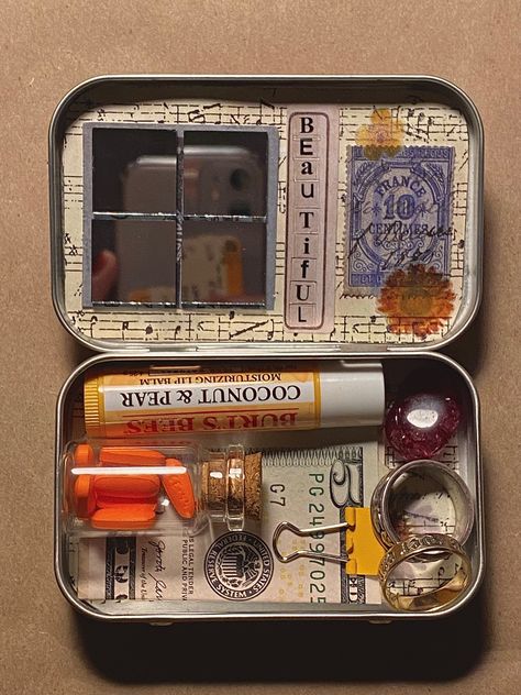 Harry Potter Altoid Tin, Altoid Can Ideas, Altoid Tin Gift Ideas, Matchbox Wallet, Altoid Tin Aesthetic, Box Of Trinkets, Altoids Tins Aesthetic, Things To Do With A Jar, Diy Altoid Tin Crafts