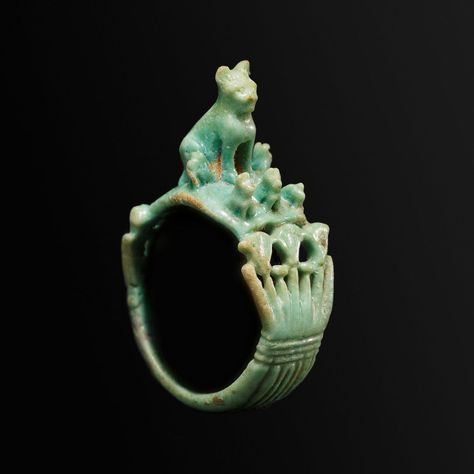 Ring with Cat and Kittens | Ramesside/Third Intermediate Period | The Met Egyptian Ring, Unity Ring, Egypt Museum, Egyptian Cat, Ancient Jewellery, Egyptian Culture, Egyptian Jewelry, Ancient Egyptian Art, Classic Image