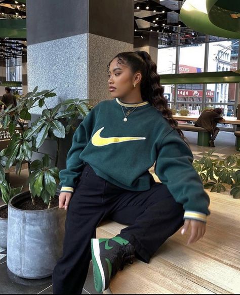 instagram - stefneyv Fall Clothes Black Women, Urban Street Style Women Streetwear, Women Streetwear Outfits, Streetwear Inspo, Vintage Sportswear, Tomboy Style Outfits, Looks Street Style, Streetwear Fashion Women, Baddie Outfits Casual