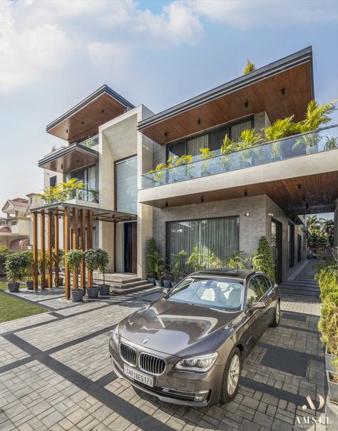 Modern Elegant House Design Exterior, Architecture Bungalow Design, Indian Modern House Exterior, Modern Home Elevation Design, Indian Modern House Design, House Architecture Design Exterior, Best Bungalow Designs, Exterior Bungalow Design, Luxury Indian Homes