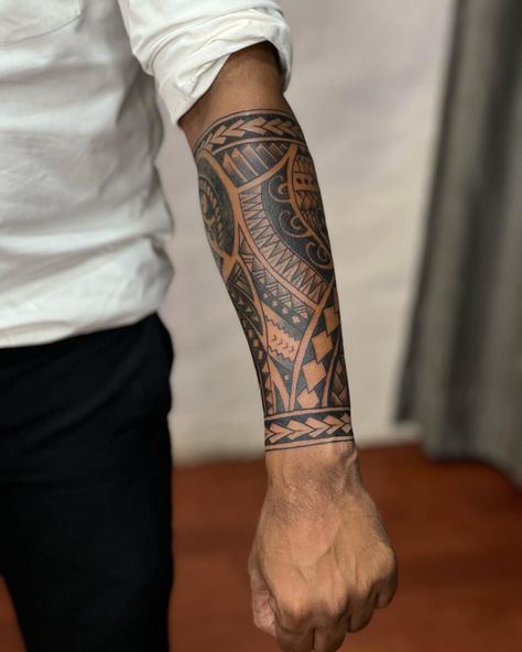 Back Tattoos For Guys Upper, Trible Tattoos, Polynesian Tattoo Sleeve, Tattoo Half Sleeve, Tato Maori, Underarm Tattoo, Half Sleeve Tattoos Forearm, Forearm Band Tattoos, Tato Lengan