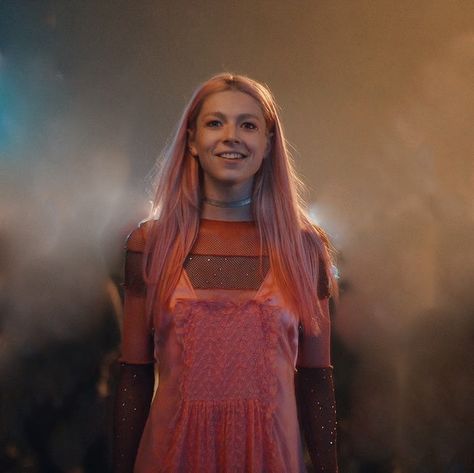 jules vaughn euphoria fashion outfit makeup Jules Euphoria, Jules Vaughn, High School Drama, Euphoria Fashion, Unicorn Girl, Party Fits, Movies Outfit, Funky Outfits, Pink Outfit