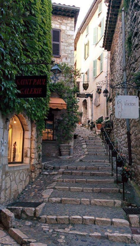 St Paul de Vence Larp, Italy Aesthetic, Medieval Town, French Riviera, Fotografi Potret, France Travel, Pretty Places, Travel Aesthetic, Places Around The World