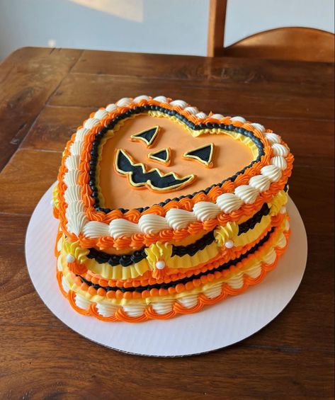 Spooky Cake Ideas, Vintage Style Cake, Spooky Cake, Halloween Punch, Halloween Baking, Cute Baking, Halloween Cake, Fake Cake, Pretty Birthday Cakes