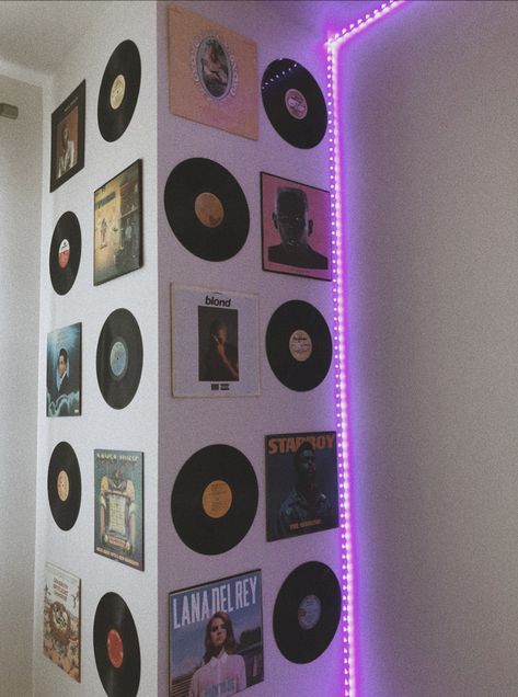 Room Decor Ideas Aesthetic Vintage, Room Inspo Records, Room Ideas Aesthetic Records, Bedroom Decor Records, Room Aesthetic Vintage Grunge, Music Wall In Bedroom, Rooms With Led Lights Aesthetic, Room Decor Records Wall Art, Records On The Wall Decor