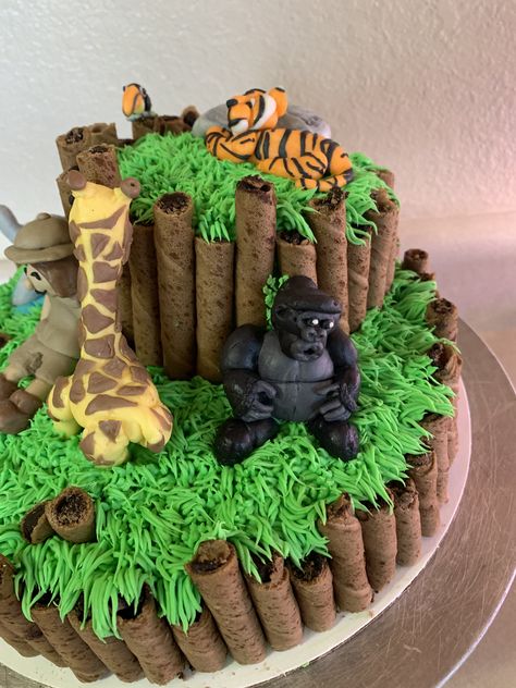 Gorilla cake detail Gorilla Cake, Jungle Book Cake, Elephant Cake, Wild Birthday Party, Jungle Cake, Safari Cakes, Elephant Cakes, Zoo Birthday, Book Cake