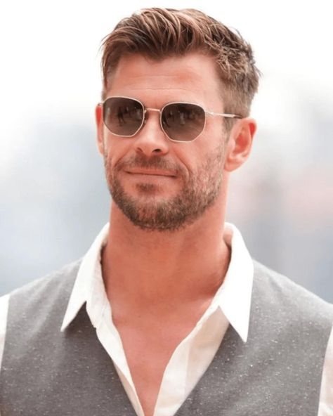 Take your style to new heights with the Aviator-inspired Chris Hemsworth haircut! Perfect for those who love a blend of classic and contemporary, this look captures the essence of rugged elegance. Our guide breaks down how to achieve this sophisticated style with easy-to-follow steps, top-notch products, and expert tips. Embrace the timeless appeal of the Chris Hemsworth haircut and transform your look effortlessly. Click now to get started! #ChrisHemsworthHaircut #AviatorStyle #TimelessElegance Classic Male Haircut, Chris Hemsworth Glasses, Daniel Craig Haircut, Chris Hemsworth Haircut, Hemsworth Haircut, Chris Hemsworth Hair, Chris Evans Haircut, Male Haircuts, Haircuts Curly