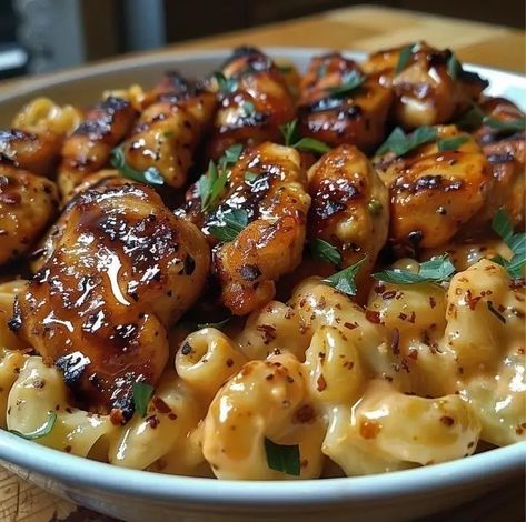 Honey Pepper Chicken With Creamy Mac, Beef And Chicken Recipes, Sweet And Savory Dinner, Sweet And Spicy Honey Chicken, Honey Chicken And Mac And Cheese, Honey Pepper Mac And Cheese, Chicken And Salmon Recipes, Skewer Dinner Ideas, Sweet And Spicy Honey Pepper Chicken With Mac And Cheese