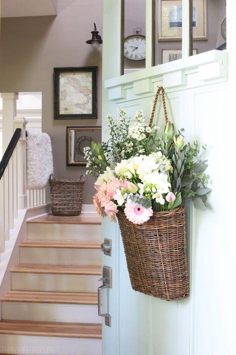 Vasos Vintage, Front Door Baskets, Basket Wreath, Deco Champetre, Wall Hanging Basket, Design Blogs, Entry Way Design, Deco Floral, Spring Home Decor