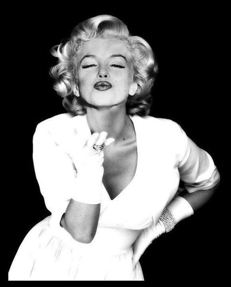 MARILYN KISSES AROMA Marilyn Monroe Wallpaper, Marilyn Monroe Portrait, Blowing Kisses, Big Kiss, Marilyn Monroe Art, Marilyn Monroe Photos, Hollywood Icons, Marylin Monroe, Blonde Bombshell