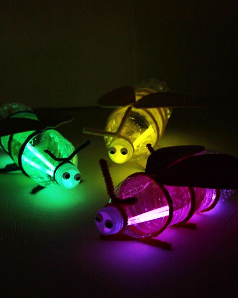 Turn plastic bottles into fireflies with glow sticks! This would be such a fun kids craft for camping! Fireflies Craft, Maluchy Montessori, Fun Diy Craft Projects, Insect Crafts, Summer Crafts For Kids, Spring Crafts For Kids, Craft Projects For Kids, Pop Bottles, Camping Crafts