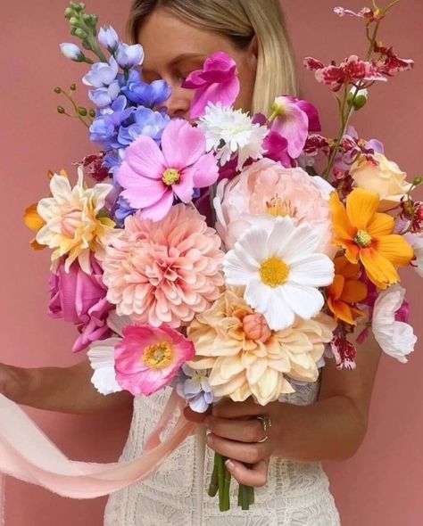 THE TOP WEDDING FLOWER TRENDS FOR 2024 Bright Wedding Palette, August Wedding Flowers, Bright Wedding Bouquet, August Flowers, Colorful Bridal Bouquet, Wedding Flower Trends, Colorful Wedding Bouquet, Bright Wedding Colors, Bright Wedding Flowers