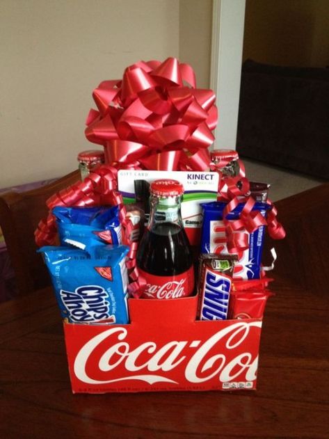 goodies gift pack Coke Gifts, Gift Card Presentation, Diy Christmas Gifts For Friends, Valentine's Day Gift Baskets, Inexpensive Christmas Gifts, Inexpensive Christmas, Easy Diy Christmas Gifts, Themed Gift Baskets, Diy Gift Baskets