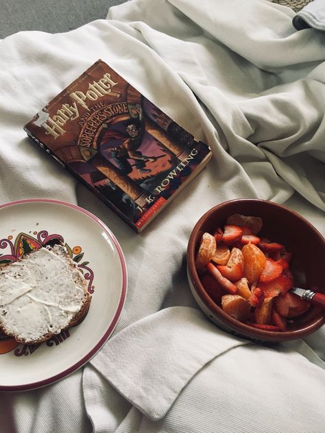 Harry Potter Reading Aesthetic, Reading Snacks Aesthetic, Reading Harry Potter Aesthetic, Romantising Life, Harry Potter Sleepover, Aesthetic Reading, Pretty Books, Foto Inspo, Welcome To Hogwarts