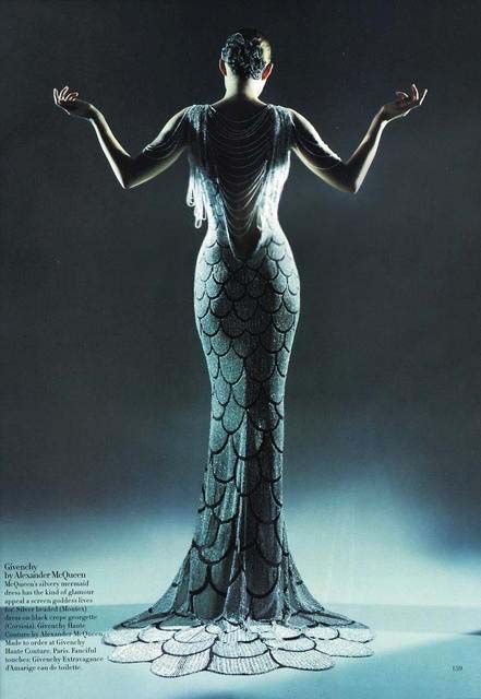 Mc Queen silvery mermaid dress Mario Testino, Look Gatsby, Style Année 20, Givenchy Couture, Mario Sorrenti, Patrick Demarchelier, Tim Walker, Gatsby Wedding, Steven Meisel