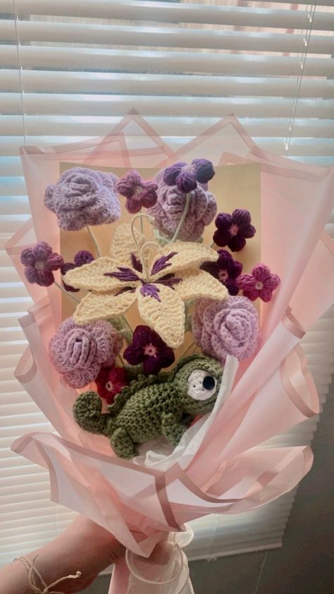 Crochet Bouquet Flowers Tangled, Crochet Pascal Tangled, Crochet Tangled Bouquet, Pascal Crochet Pattern, Rapunzel Crochet Bouquet, Crochet Tangled Flower, Tangled Crochet Bouquet, Tangled Flower Crochet, Tangled Flower Diy