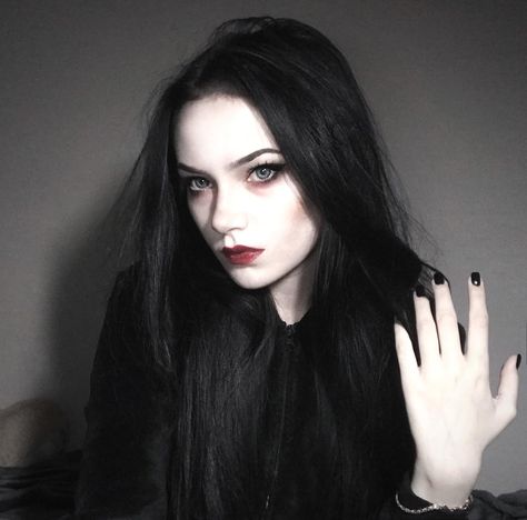 Minimal Goth Makeup, Female Vampire Aesthetic, Vampire Hair, Black Vampire, Gothic Hairstyles, Female Vampire, Vampire Goth, Halloween Makeup Inspiration, Goth Look