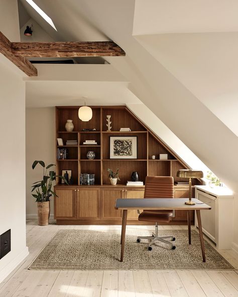 Small Attic Office, Pernille Lind, Attic Office Ideas, Maximalism Interior, Home Office Layouts, Attic Office, Townhouse Interior, Thatched House, Joinery Design