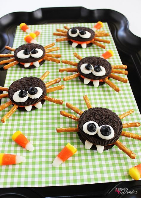 Adorable Oreo cookie spiders are a perfect Halloween food craft to make with kids! #hugthemess MichaelsMakers Positively Splendid Halloweenpyssel Barn, Snack Halloween, Buffet Halloween, Menu Halloween, Halloween Food Crafts, Halloween Oreos, Postres Halloween, Dekorasi Halloween, Dessert Halloween