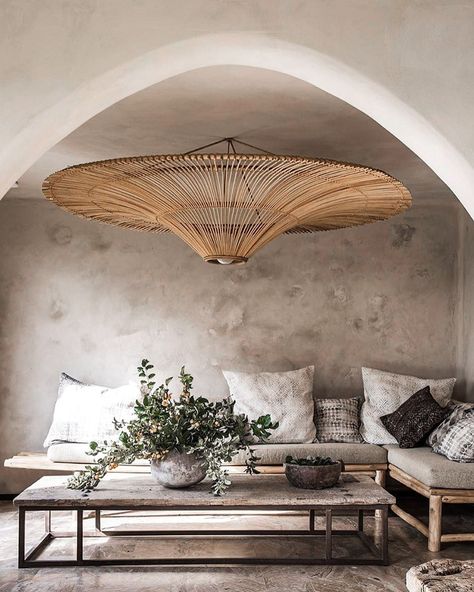 Vanna Albertini | ABITARE’s Instagram photo: “When we create a relation of dominance and subordination by accentuating one element over the others, we talk about emphasis. The result is…” Koti Diy, Paris Interiors, Rattan Lamp, Hemma Diy, Rattan Pendant Light, Decor Minimalist, Nantucket, Decoration Design, Interior Design Trends