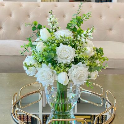 White Flower Centerpieces, Coffee Table Flowers, Fresh Flower Arrangements, Rose Centerpiece, Tissue Paper Flowers Diy, Table Rose, Restaurant Bathroom, Table Flower Arrangements, Rose Centerpieces