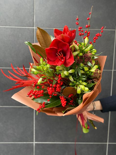 Bouquet with amaryllis, ilex, alstroemeria, magnolia Grad Bouquet, Amaryllis Bouquet, Tattoo Designs Flower, Flora Designs, Amaryllis Arrangement, Amaryllis Christmas, Green Bouquets, Nails Flower, Christmas Bouquet