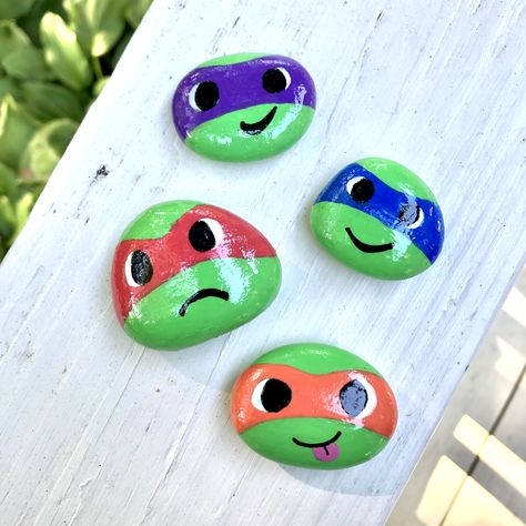 Cute Rock Painting Ideas Easy Food, Rock Painting Ideas Family, Long Rock Painting Ideas, Rock Painting Ideas Turtles, Small Rock Art, Love Rock Painting Ideas, Small Painted Rocks Ideas, Rock Painting Cartoon Characters, Painted Rocks Food