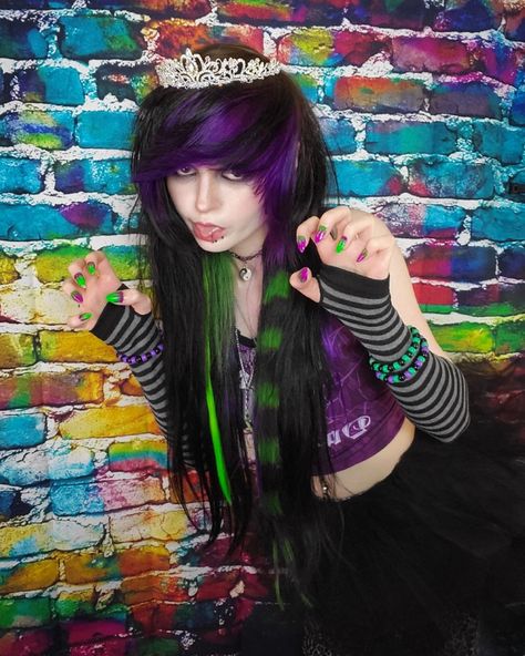 Emo scene girl 70s Guy Hair, Scene Hair Brown, Emo 2000s Hair, 2000 Emo Hair, Scene Girls 2000s, Scene Hair Ideas, Scene 2000s Clothes, Emo Hair 2000s, Scene Girl 2000s