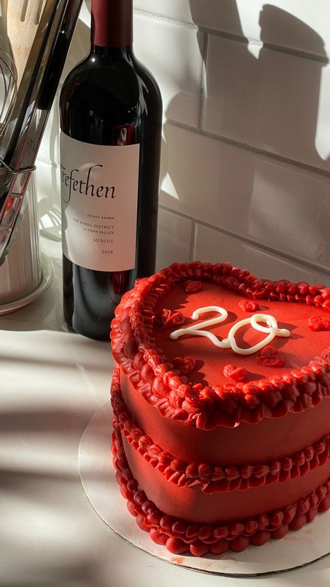 2oth Birthday Ideas, 20th Birthday Astethic, Red 20th Birthday Cake, 20th Birthday Cake For Boyfriend, 20 Heart Cake, Heart Cake 20th Birthday, 20 Something Birthday Ideas, Cute Cakes For 20th Birthday, Aesthetic 20th Birthday Cake