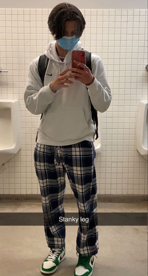 Guy Outfits With Sweatpants, Sweatpants Outfit Ideas Men, Guys In Sweatpants Aesthetic, Flannel Pants Outfit Men, Sweet Pants Outfits Men, Comfy Outfits For School Men, Lazy Guy Outfits, Boy Sweatpants Outfit, Guys School Outfits