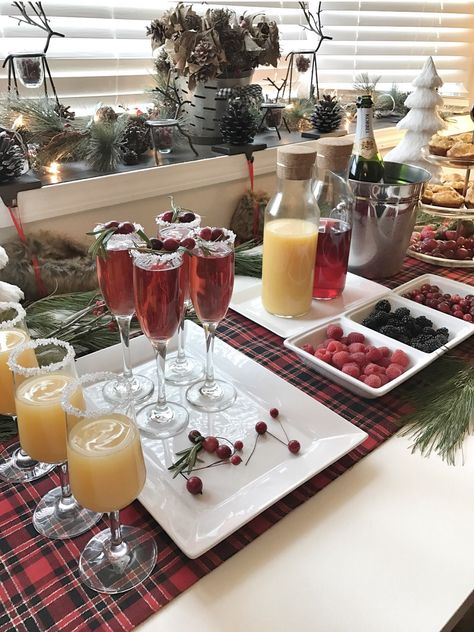 Natal, Holiday Brunch Party, Christmas Mimosas, Cranberry Mimosas, Christmas Party Friends, Christmas Brunch Party, Diy Brunch, Hosting Holiday Party, Christmas Party Planning