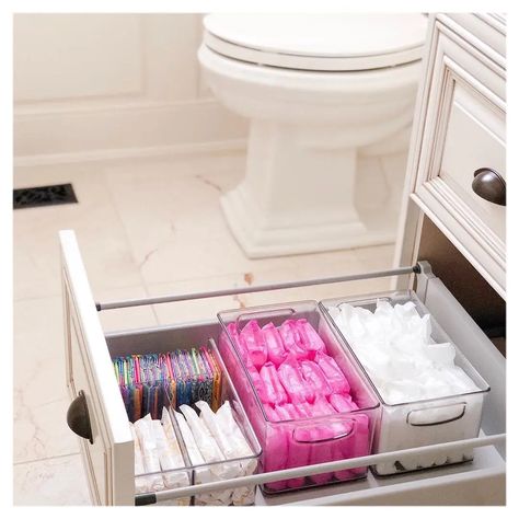 Dekorere Bad, Bathroom Drawer Organization, Bilik Mandi, Desain Pantry, Bathroom Drawers, House Organisation, Pretty Bathrooms, Diy Bathroom Storage, Apartment Organization