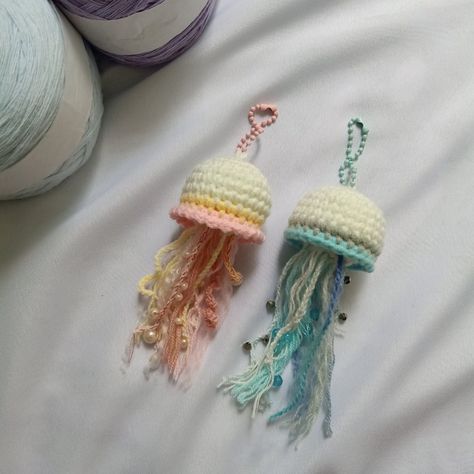 jellyfish crochet charms Bag Charm Crochet, Crochet Flower Bag, Crochet Fish Patterns, Charm Crochet, Crocheted Jellyfish, Diy Paper Flowers, Crochet Fish, Crochet Fairy, Animals And Plants