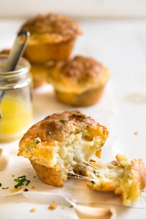 Cheese & Garlic Muffins | I made these for friends and everyone agreed they taste just like GARLIC BREAD!!! Aperitif, Thermomix, Garlic Muffins, Cheese Muffin, Savory Cheese, Recipetin Eats, Savory Muffins, Recipe Tin, Cheesy Garlic Bread