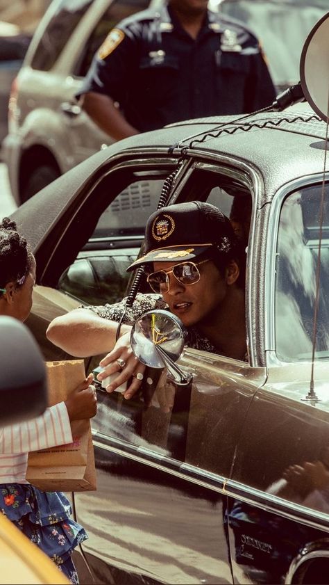 Bruno Mars, Bruno Mars Aesthetic Wallpaper, Bruno Mars Wallpaper Aesthetic, Bruno Mars Aesthetic, Bruno Mars Wallpaper, Mars Wallpaper, Bruno Mars Concert, Glam Photoshoot, Fav Celebs