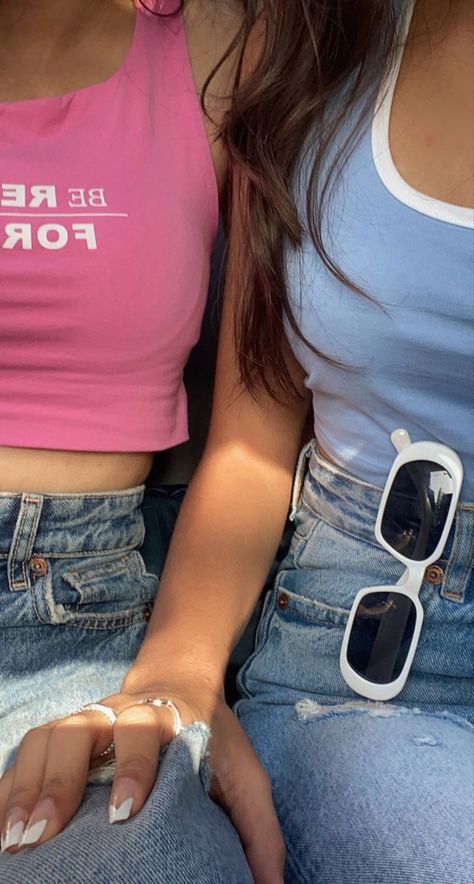 Asthetic Besties Pic, Asthetic Pic With Bestie, Asthetic Picture Of Women, Cute Friend Pictures Aesthetic, Asthetic Poses For Besties, Besties Pics Aesthetic, Aesthetic Pictures With Bestie, Bestie Asthetic Picture, Aesthetic Pics With Bestie