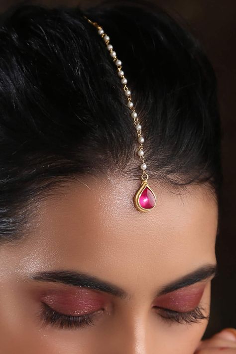 Buy Gold Plated Kundan Teardrop Maangtikka by Paisley Pop Online at Aza Fashions. Chain Hairstyles, Telugu Jewellery, Jhumka Design, Hussain Rehar, Jewellery Simple, Mang Tika, Silver Payal, Tikka Jewelry, Mang Tikka