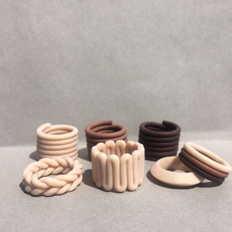 Clay Diy Decoration, Minimal Clay Art, Cool Clay Rings, Clay Crafts Decor, Cute Diys To Sell, Clay Jewelry Rings, Elegant Polymer Clay Jewelry, Diy From Clay, Things To Do Out Of Clay