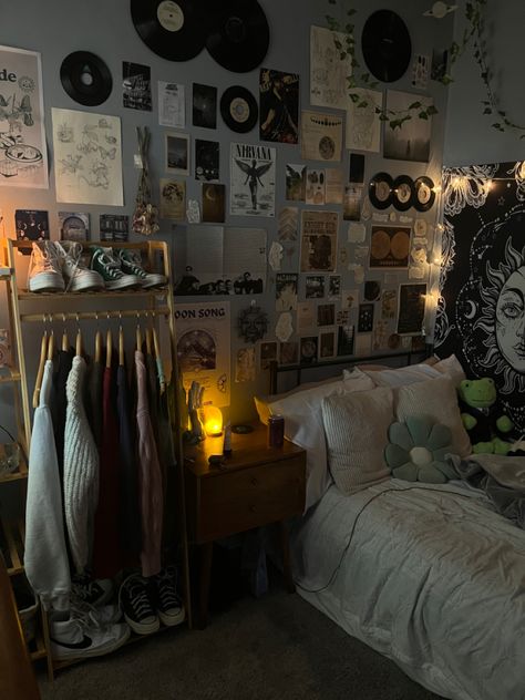 Aesthetic Room Decor Vintage Dark, Loft Bedroom Ideas Sloped Ceiling Aesthetic, Metaphysical Bedroom Ideas, Large Bedroom Setup, Room Decor Vintage Retro, Bedroom Ideas For Nerds, Bedroom Inspo Vintage Retro, Street Style Aesthetic Room, Black Bedroom Cozy