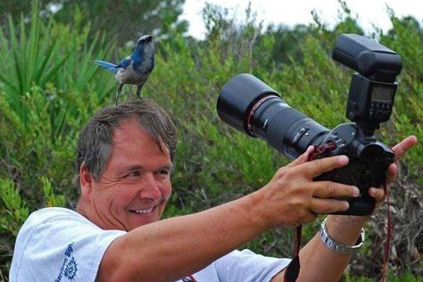 bird on photographers head Photo Animaliere, Nature Photographer, Kunst Inspiration, Strange Photos, Human Interaction, 웃긴 사진, Foto Art, Nature Photographs, 10 Reasons