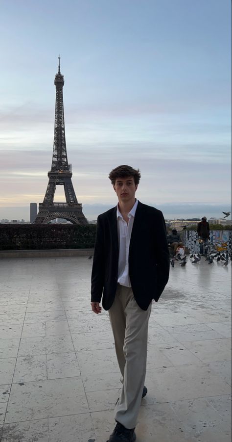 Eiffel Tower Men Pose, Emily In Paris Men Outfit, Boys Formal Outfits, Paris Aesthetic Men, Paris Boy Aesthetic, Softboy Style, Men In Paris, Prom Outfits Men, Paris Summer Outfits