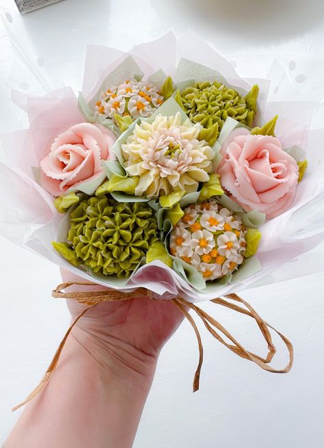 Wedding Cupcake Bouquet, Cupcake Bouquet Wedding, Mini Cupcake Bouquets, Cupcake Bouquet Tutorial, Wilton Piping Tips, Cupcake Flower Bouquets, Gift Card Bouquet, Edible Butterfly, Engagement Cookies